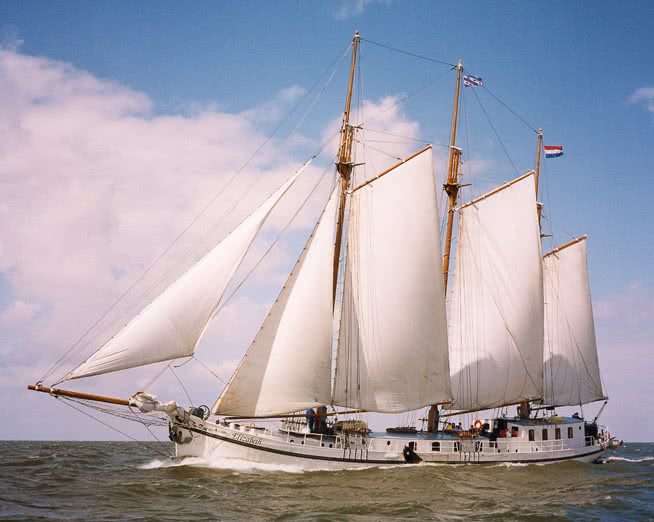 Großsegler Elizabeth unter vollen Segeln